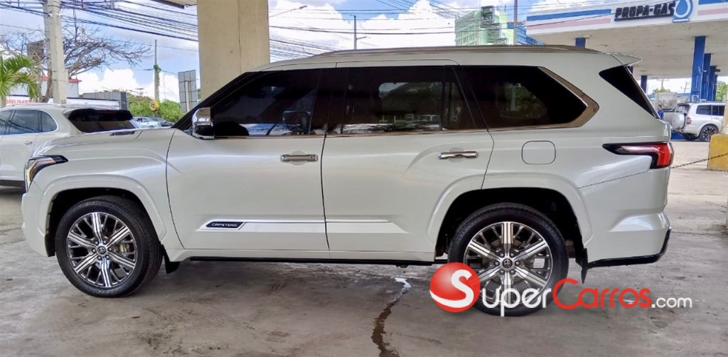 2023 Toyota Sequoia Capstone — foto 8 / 12