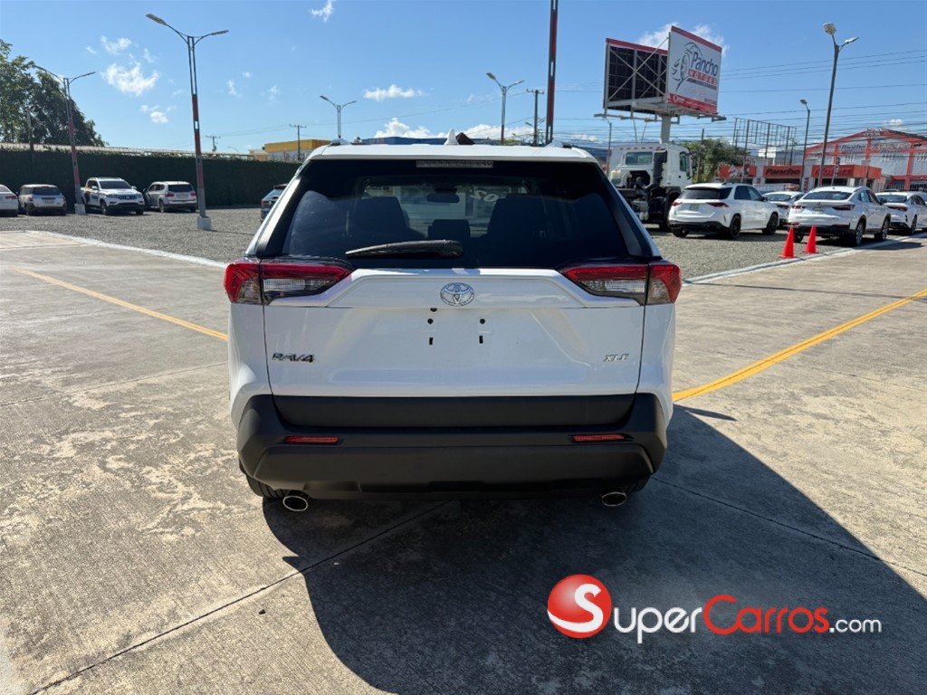2021 Toyota RAV4 XLE — foto 5 / 12
