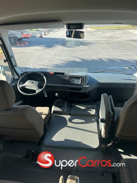 2027 Toyota Coaster — foto 2 / 4