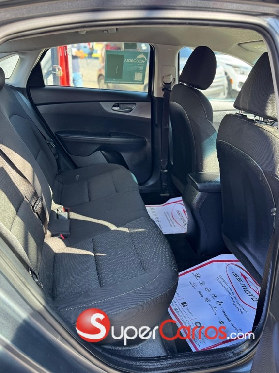 2021 Kia Forte LXS — foto 7 / 10