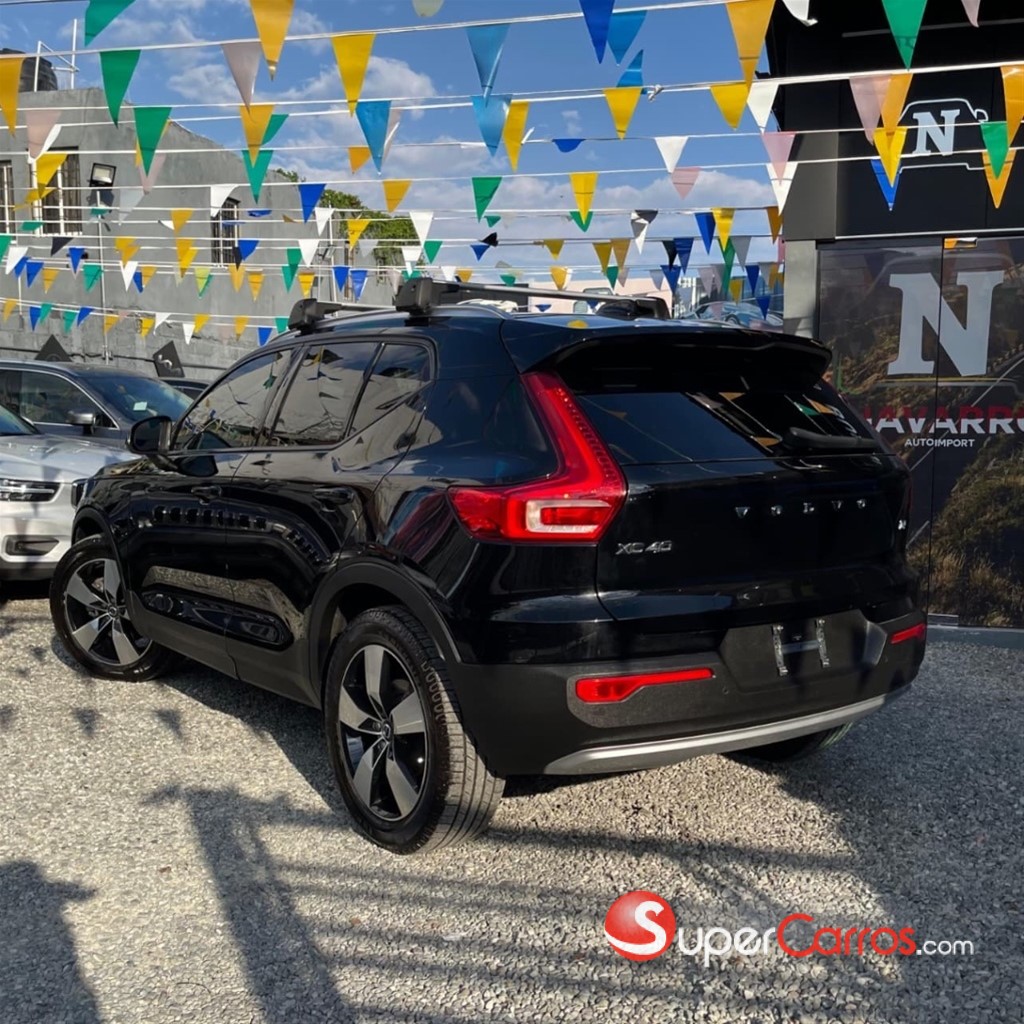 2021 Volvo XC40 T4 Momemtum — foto 4 / 12
