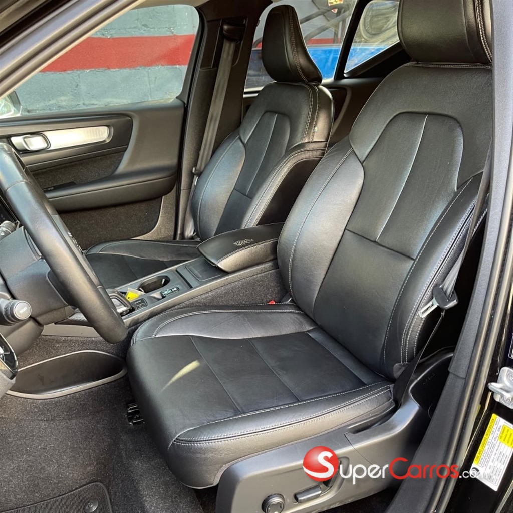 2021 Volvo XC40 T4 Momemtum — foto 8 / 12
