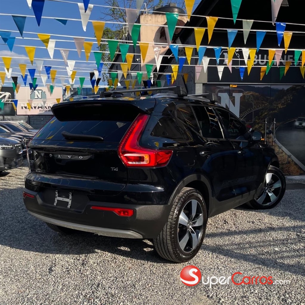 2021 Volvo XC40 T4 Momemtum — foto 9 / 12