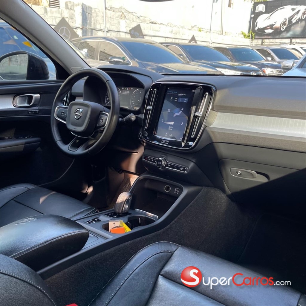 2021 Volvo XC40 T4 Momemtum — foto 11 / 12