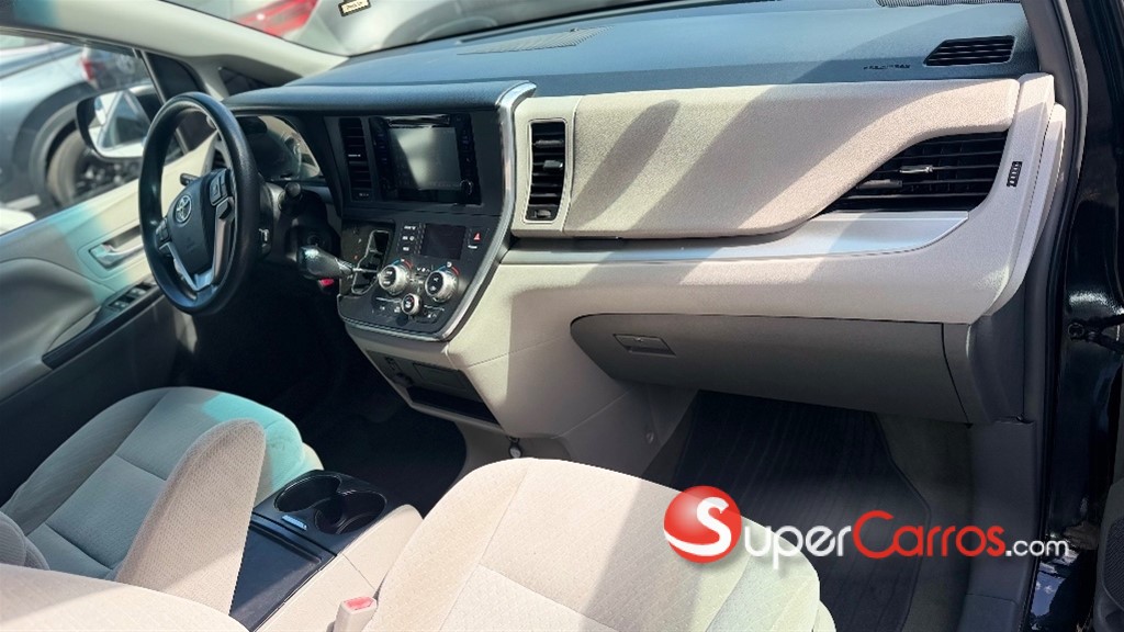 2019 Toyota Sienna LE — foto 7 / 12