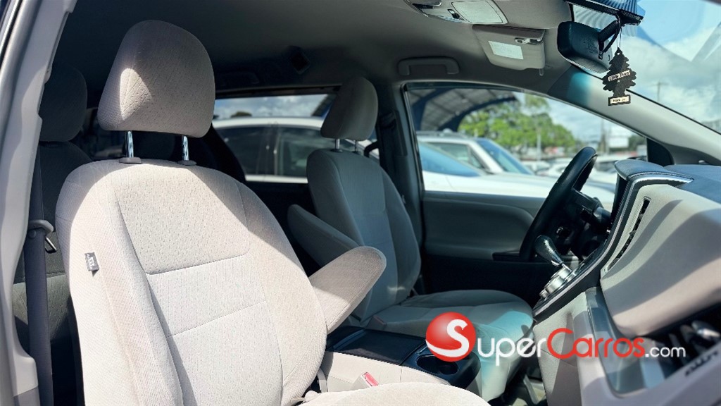 2019 Toyota Sienna LE — foto 8 / 12