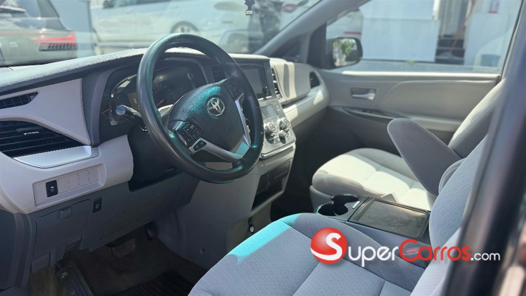 2019 Toyota Sienna LE — foto 9 / 12