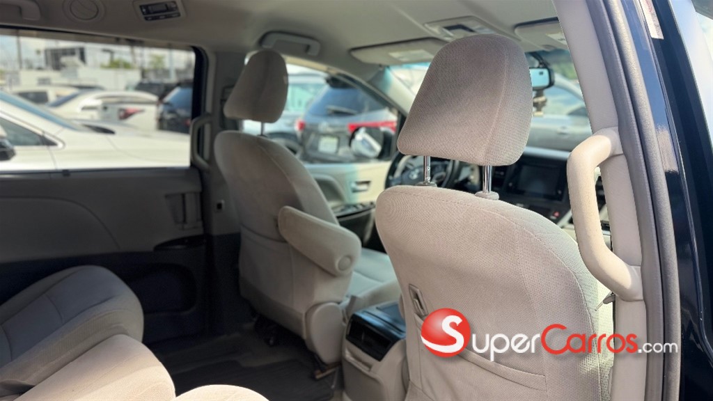 2019 Toyota Sienna LE — foto 10 / 12