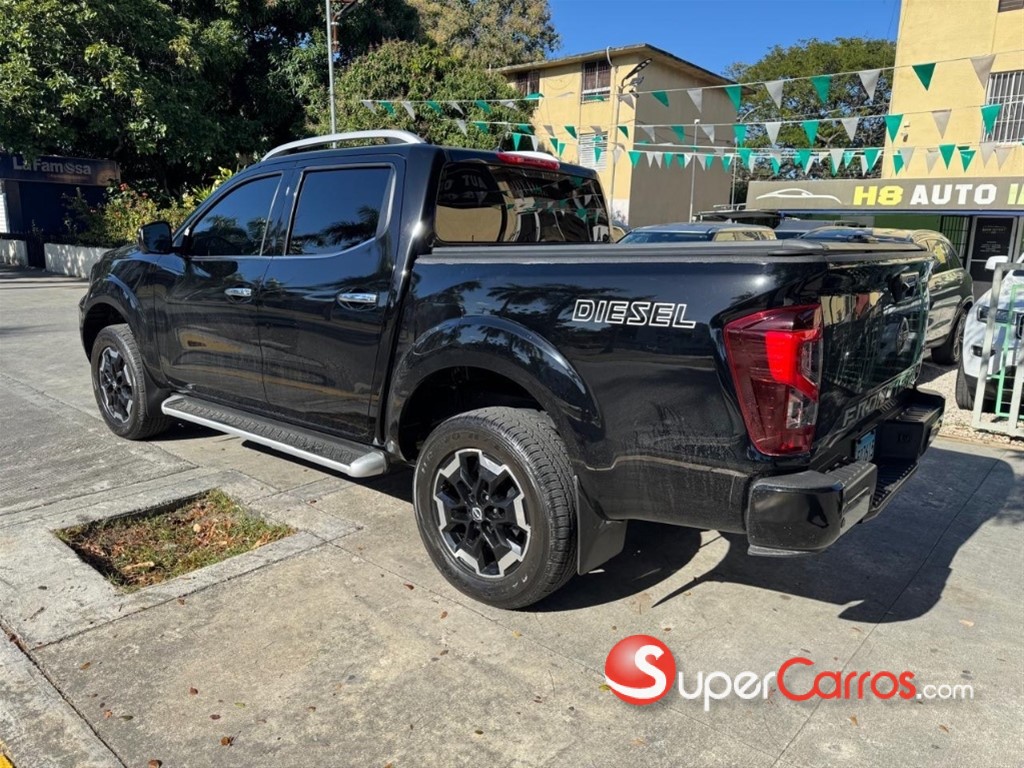 2025 Nissan Frontier LE — foto 2 / 10