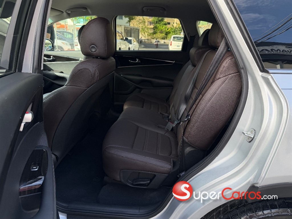 2020 Kia Sorento LX — foto 8 / 12
