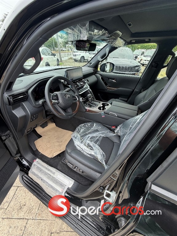 2026 Toyota Land Cruiser 300 GXR — foto 10 / 11
