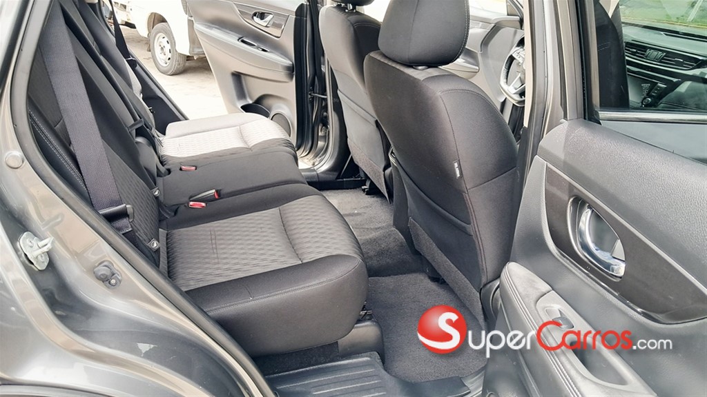 2020 Nissan Rogue SV — foto 9 / 12