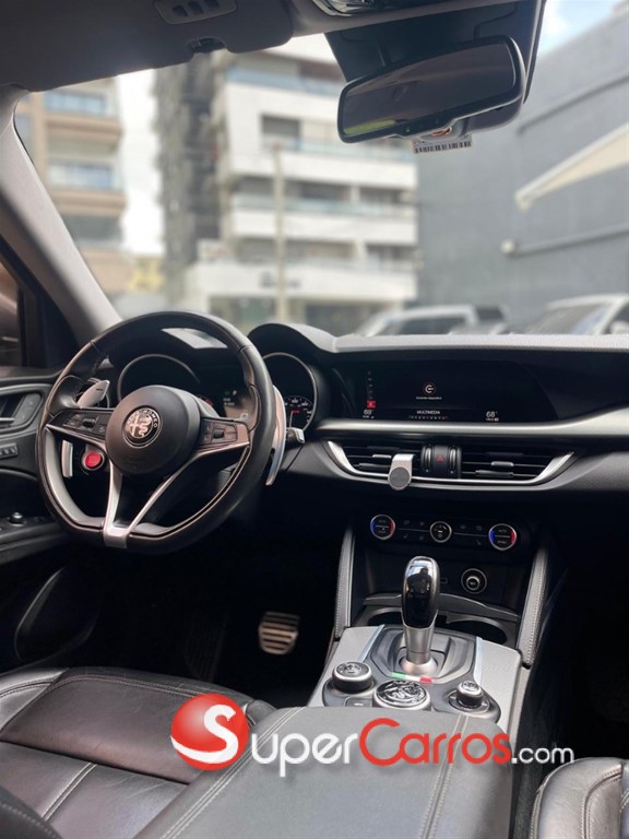 2018 Alfa Romeo Stelvio — foto 5 / 8