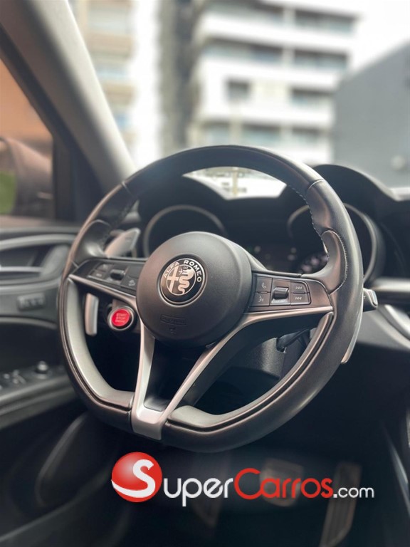 2018 Alfa Romeo Stelvio — foto 7 / 8