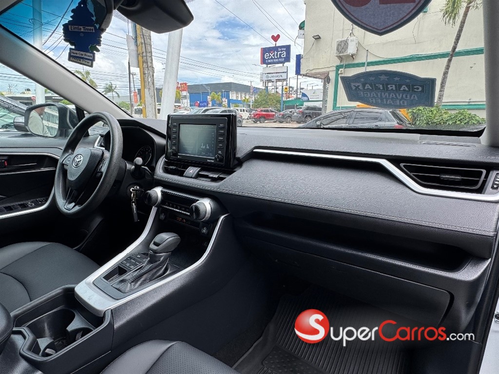2020 Toyota RAV4 LE PLUS — foto 11 / 12