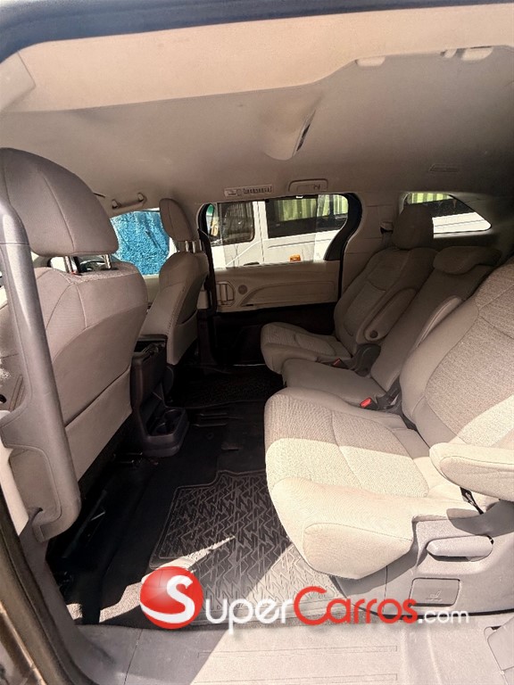 2021 Toyota Sienna LE — foto 10 / 12