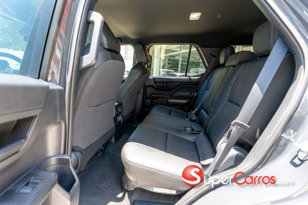 2026 Toyota 4 Runner SR5 — foto 8 / 10