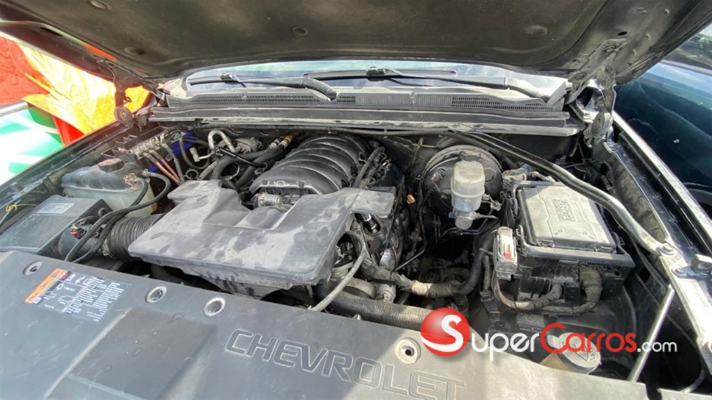 2016 Chevrolet Suburban LTZ — foto 8 / 9