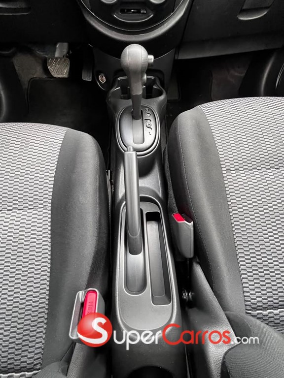 2020 Nissan March — foto 8 / 10