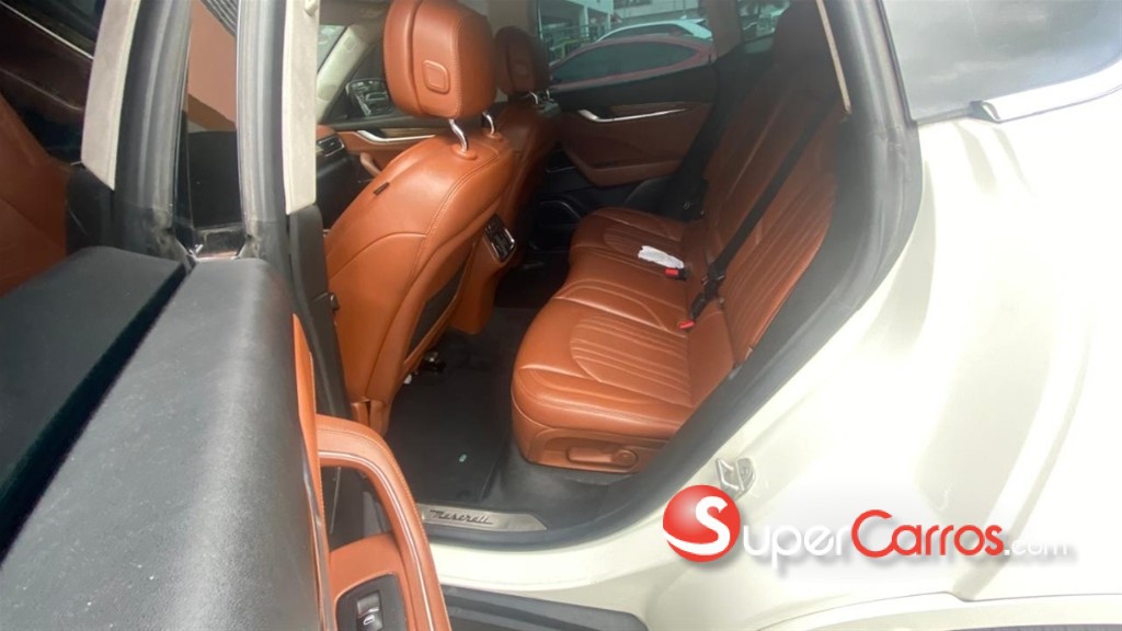 2017 Maserati Levante Luxury — foto 8 / 12