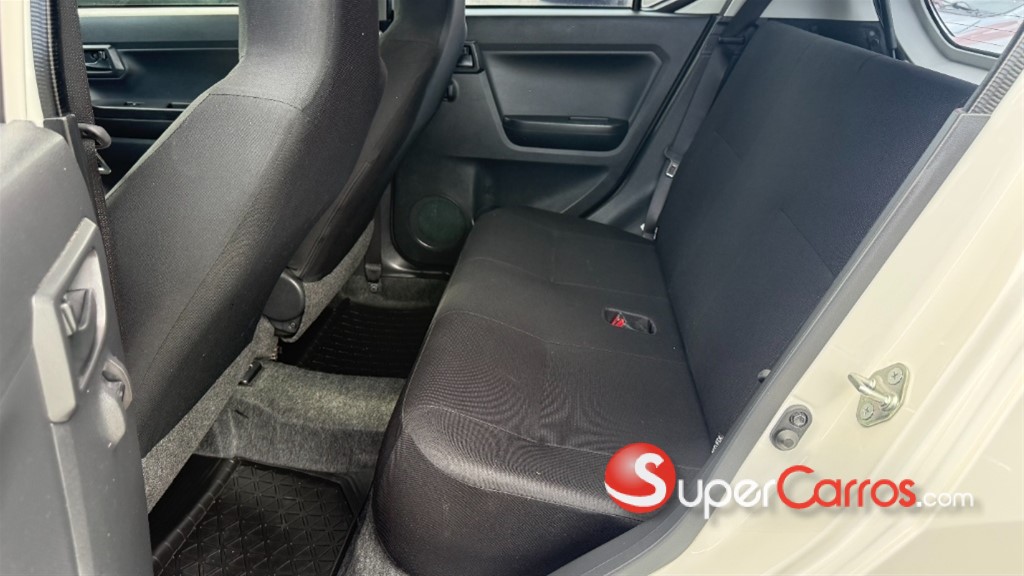 2021 Daihatsu Mira — foto 8 / 12