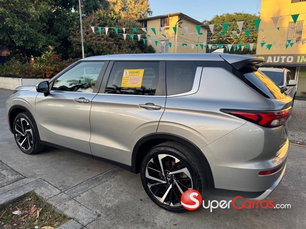 2022 Mitsubishi Motors Outlander Limited — foto 2 / 8