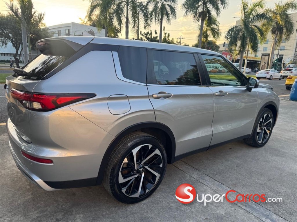 2022 Mitsubishi Motors Outlander Limited — foto 4 / 8