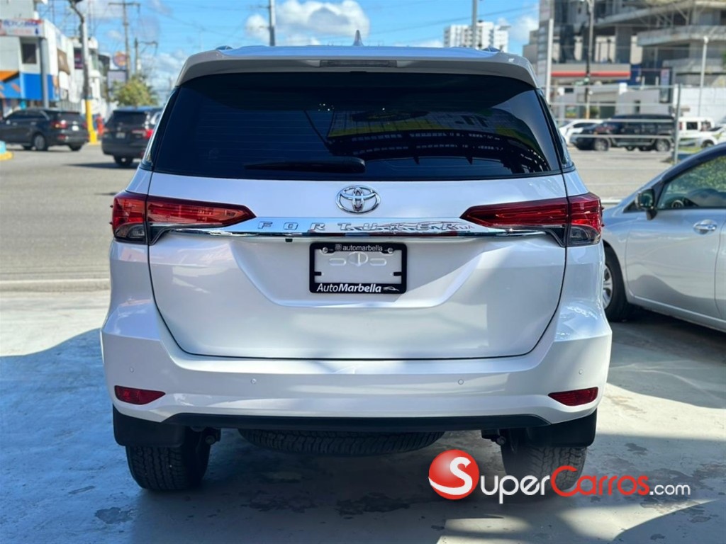 2024 Toyota Fortuner SRV — foto 2 / 8