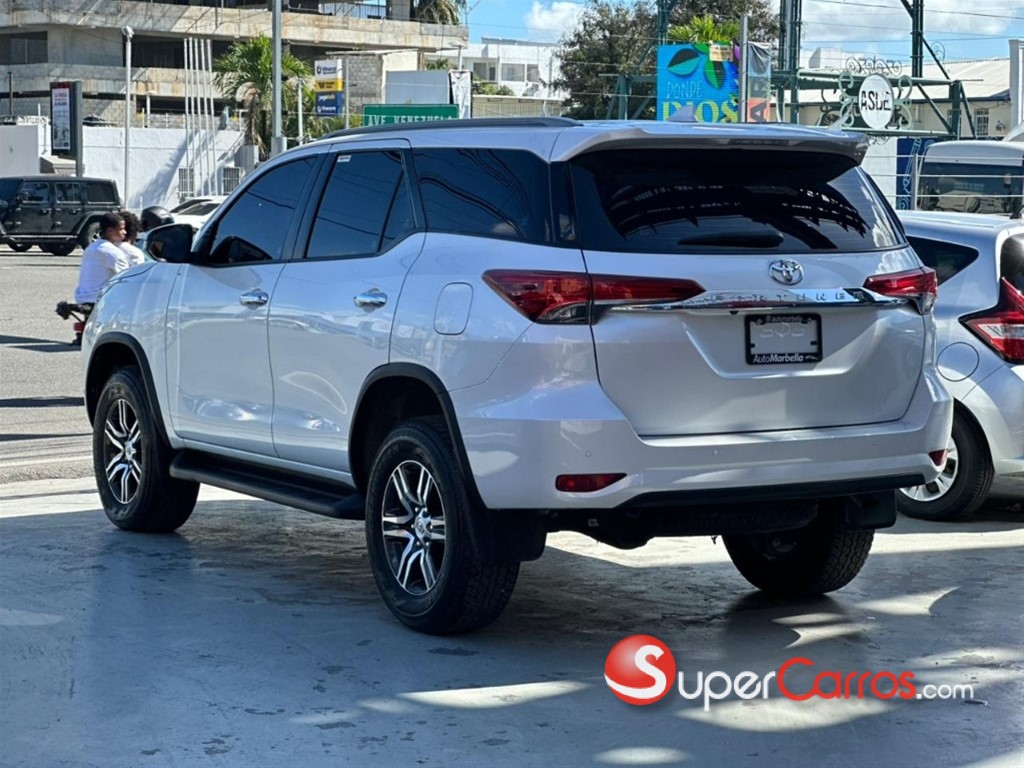 2024 Toyota Fortuner SRV — foto 3 / 8