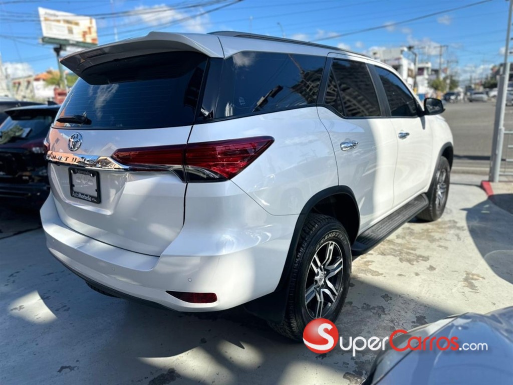 2024 Toyota Fortuner SRV — foto 5 / 8