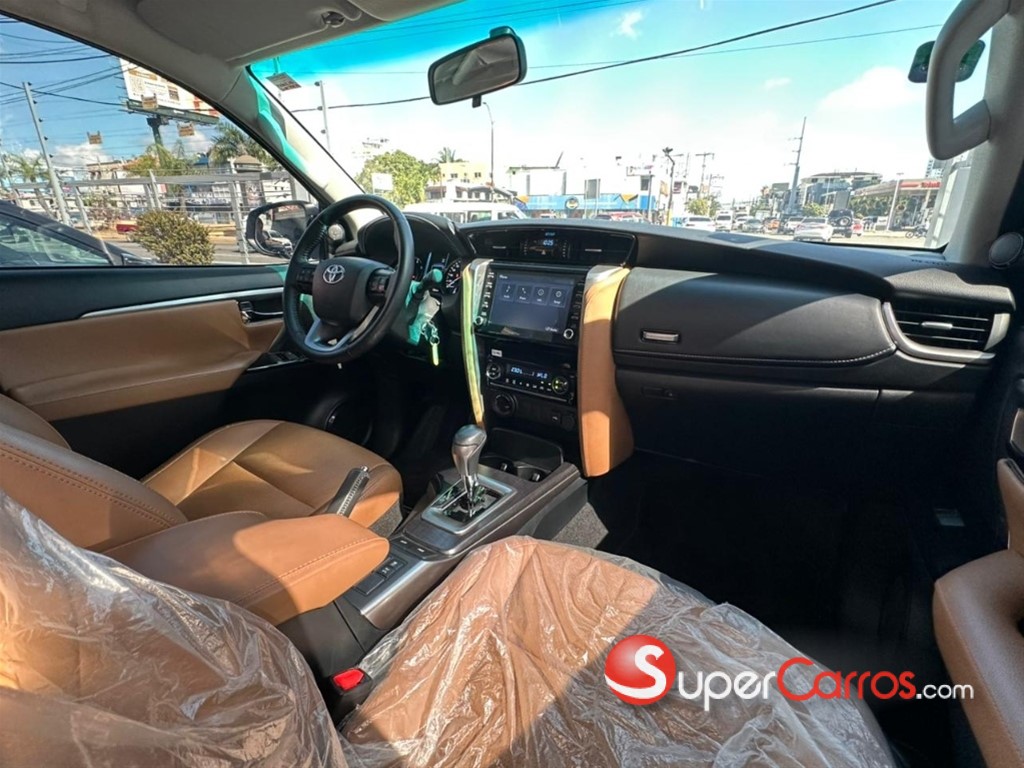 2024 Toyota Fortuner SRV — foto 6 / 8