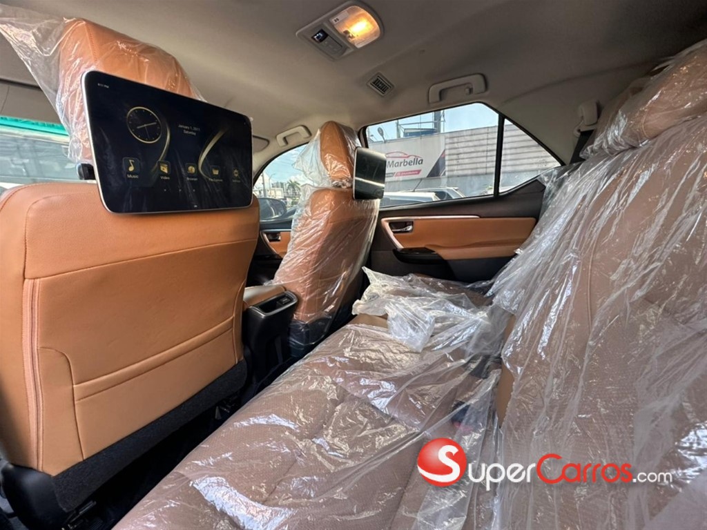 2024 Toyota Fortuner SRV — foto 7 / 8