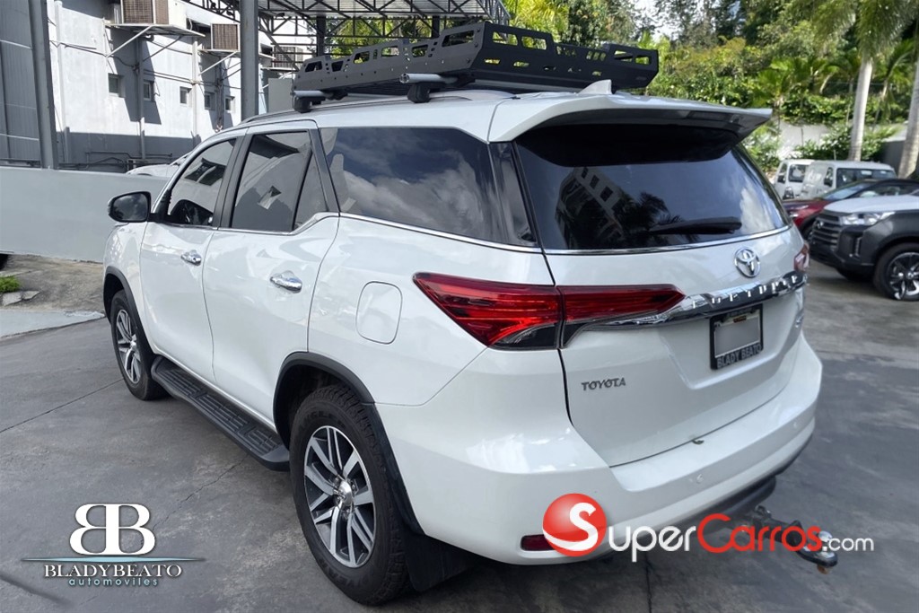 2019 Toyota Fortuner SRV — foto 8 / 12