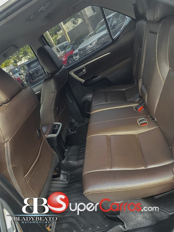 2019 Toyota Fortuner SRV — foto 11 / 12