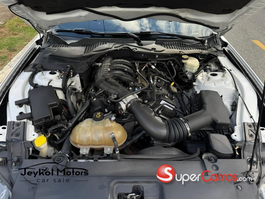 2015 Ford Mustang V6 — foto 5 / 12