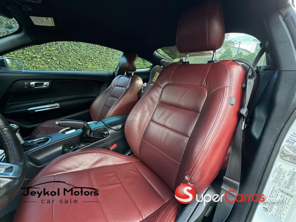 2015 Ford Mustang V6 — foto 6 / 12