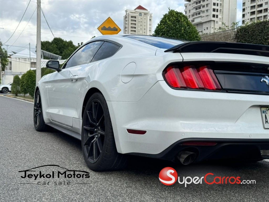 2015 Ford Mustang V6 — foto 8 / 12