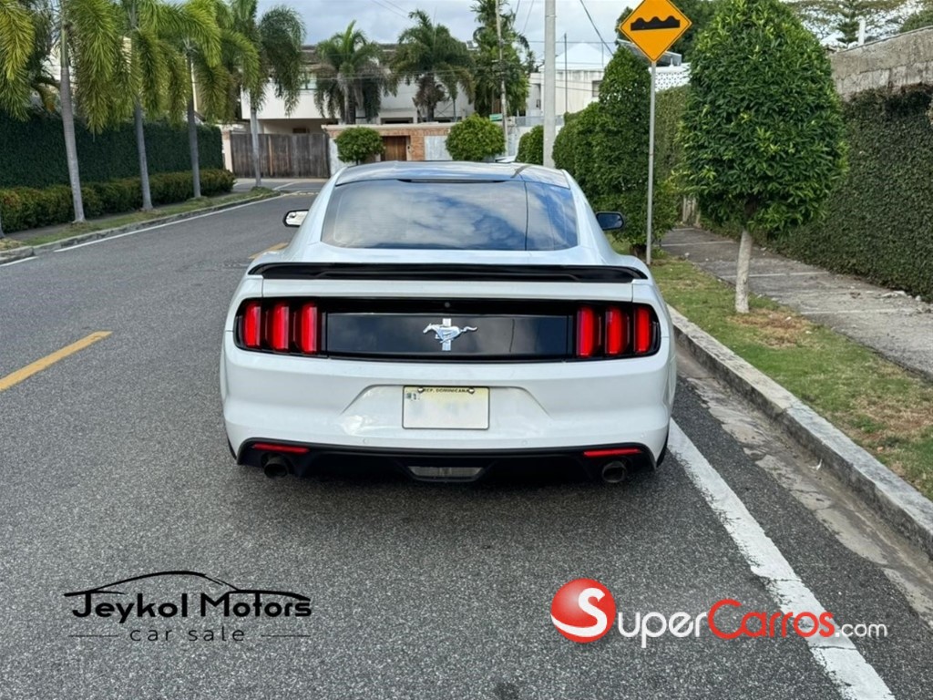 2015 Ford Mustang V6 — foto 9 / 12