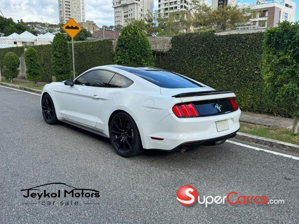 2015 Ford Mustang V6 — foto 10 / 12