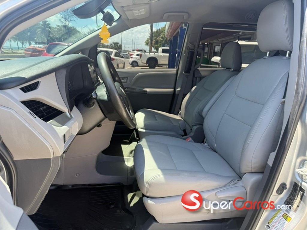 2020 Toyota Sienna CE — foto 5 / 12