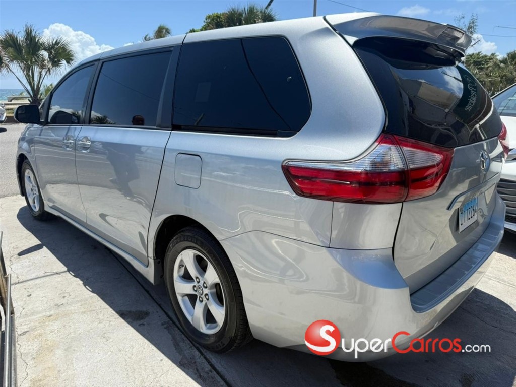 2020 Toyota Sienna CE — foto 6 / 12