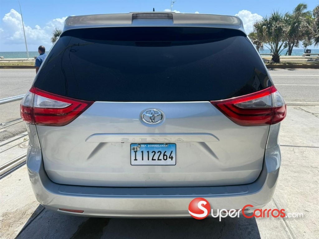 2020 Toyota Sienna CE — foto 7 / 12