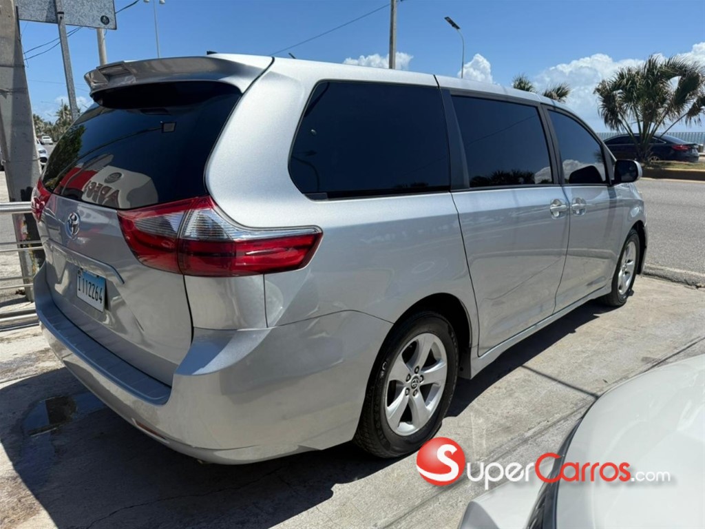 2020 Toyota Sienna CE — foto 8 / 12