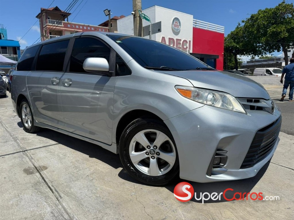 2020 Toyota Sienna CE — foto 9 / 12