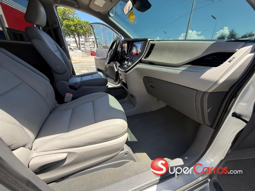 2020 Toyota Sienna CE — foto 10 / 12