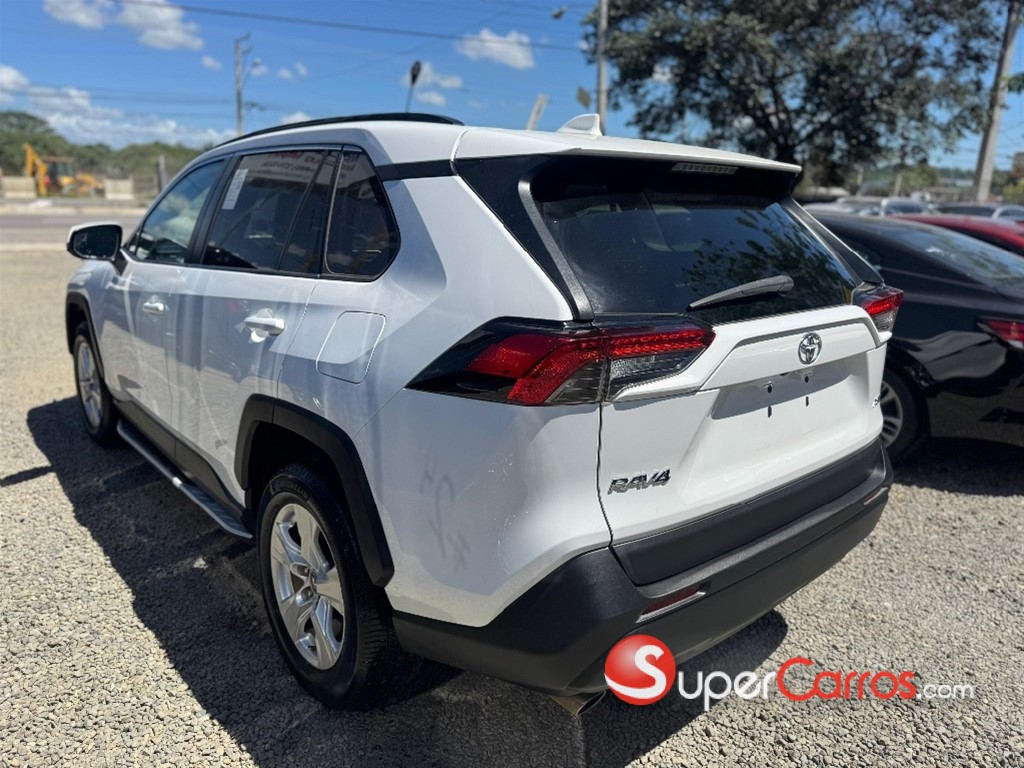 2020 Toyota RAV4 XLE — foto 6 / 11