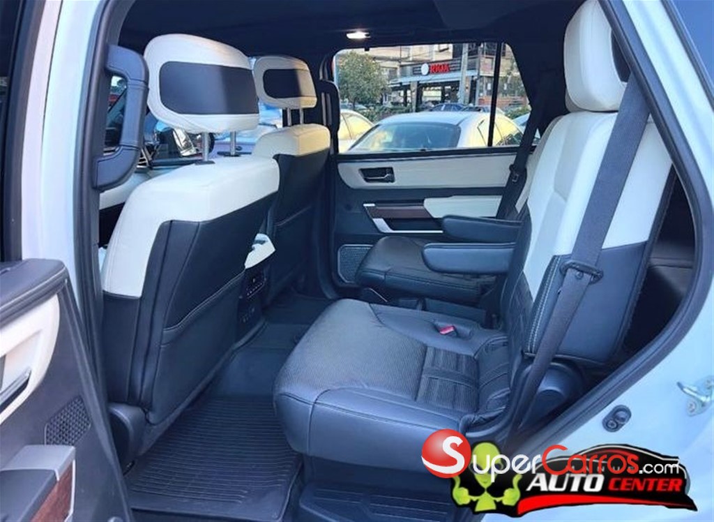 2023 Toyota Sequoia Capstone — foto 11 / 12