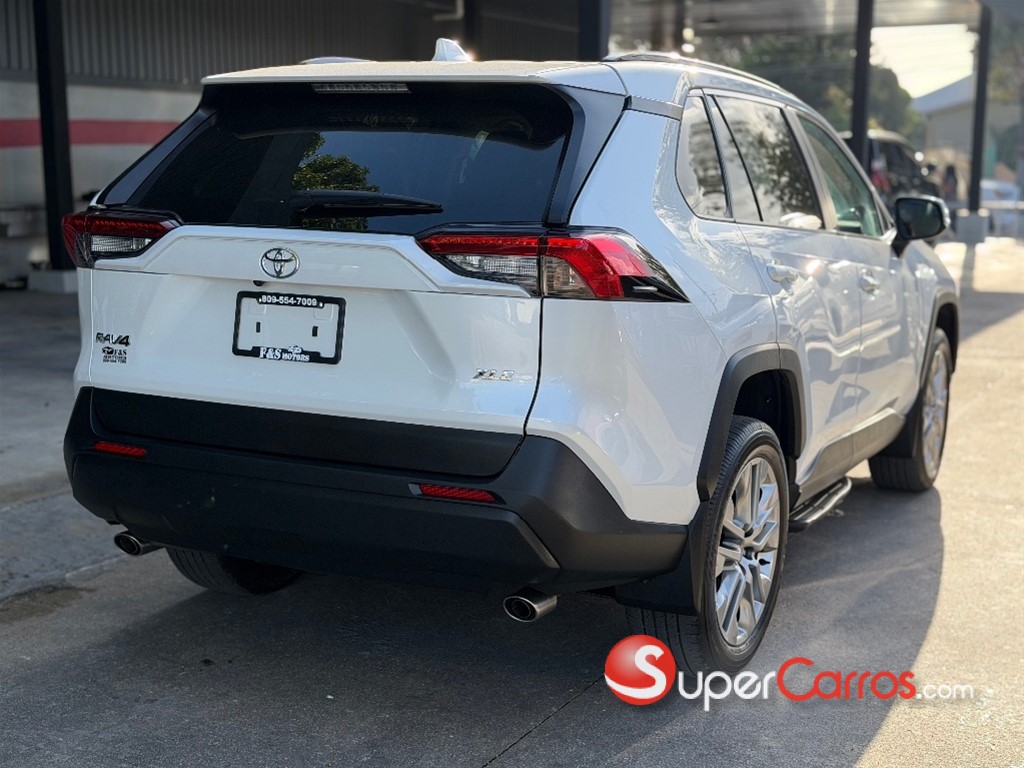 2025 Toyota RAV4 XLE Premium — foto 8 / 12