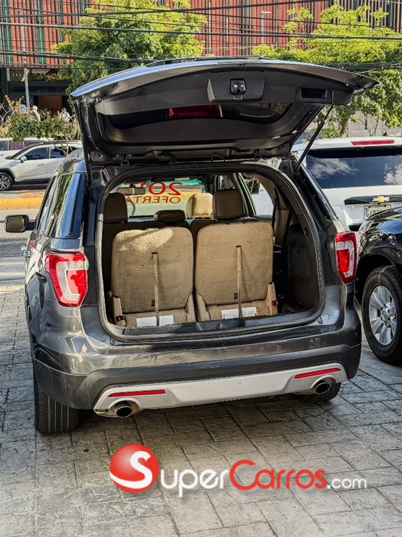 2016 Ford Explorer XLT — foto 8 / 12