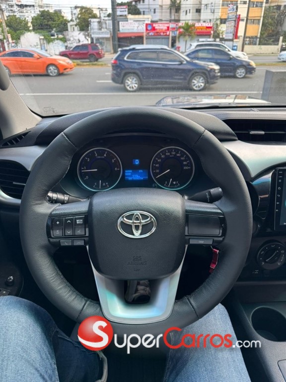 2016 Toyota Hilux SRV — foto 7 / 12
